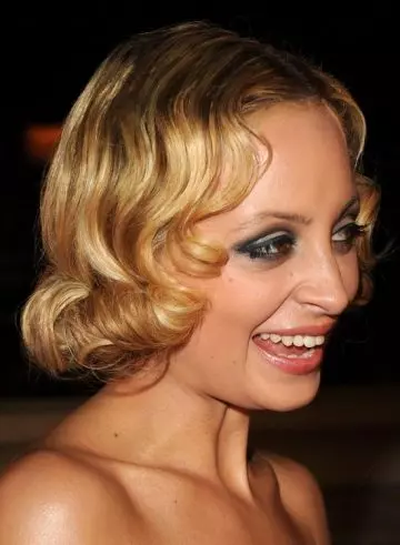 Retro glam hairdo as bridal hairstyle for curly hair