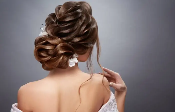 A bride with a curly hairstyle