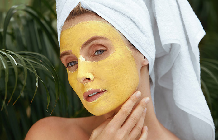 Turmeric face mask as a home remedy for dry skin