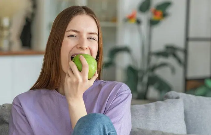 Woman eating a nutritious apple on the 1000 calorie diet