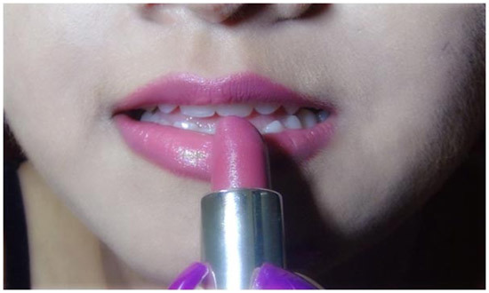 Apply moisturizing lipstick to make lips soft