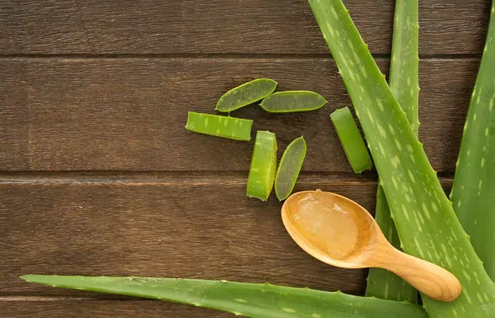 Aloe vera hair mask to treat dandruff