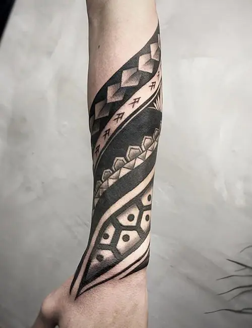 Classic swirls Maori tattoo design