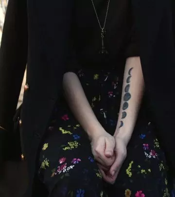 Woman with an unique square tattoo on the upper arm