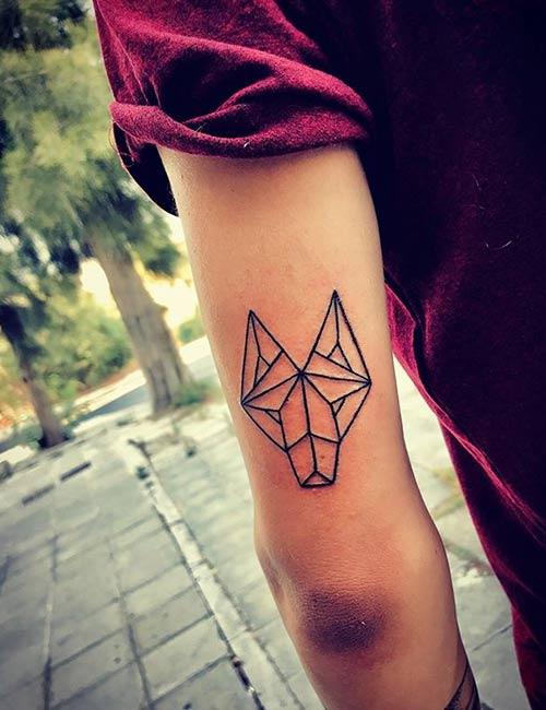 Tatuagem de lobo geométrica