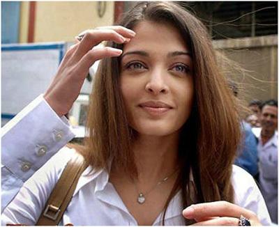 Aishwarya Rai pega em um evento sem maquiagem