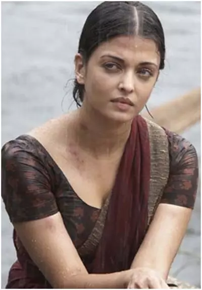 Saree clad Aishwarya Rai without makeup in the movie Raavan
