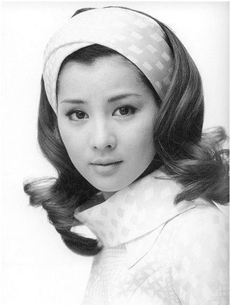 One of the top beautiful Japanese women is Sayuri Yoshinaga