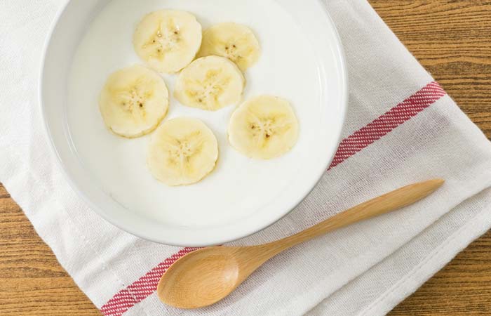 Straighten hair naturally with banana curd and olive oil