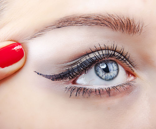 Almond cat-eye makeup