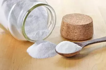 Baking powder solution to remove mehndi