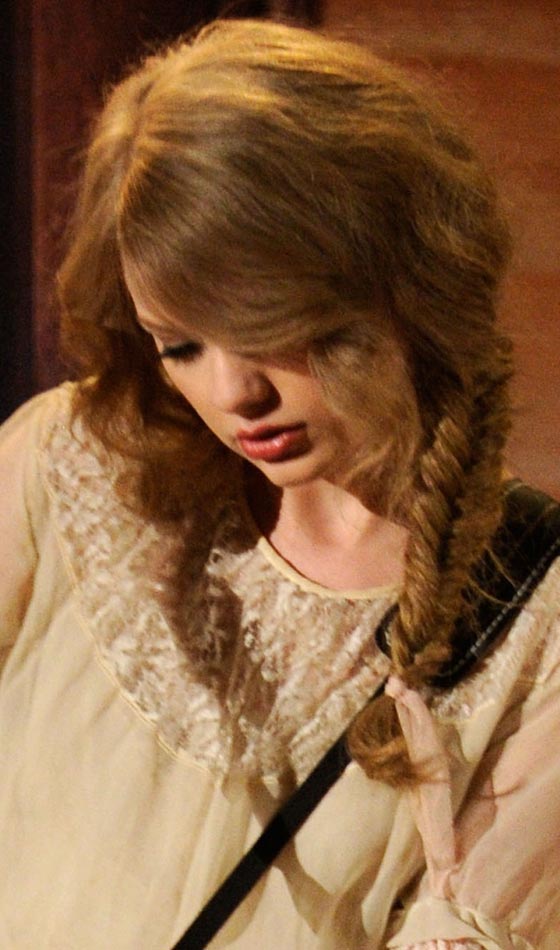 Side Fishtail braid Taylor Swift hairstyle
