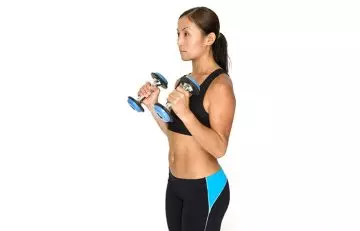 Steps to do hammer curls as the best biceps exercises for women