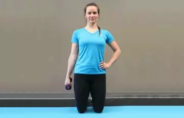 Kneeling single-arm curl as the best biceps exercise for women