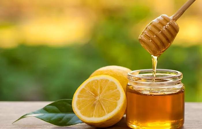 Perfect blend of lemon and honey can prevent frizzy hair