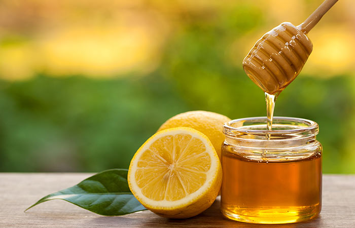 Ways to moisturize oily skin using lemon and honey