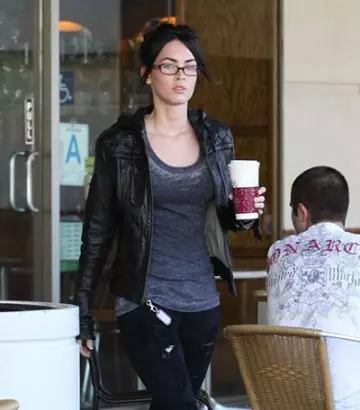 Megan Fox without makeup in a coffee shop