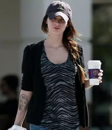 Megan Fox without makeup running errands