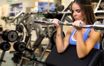 Steps of preacher bicep curls as the best biceps exercise for women