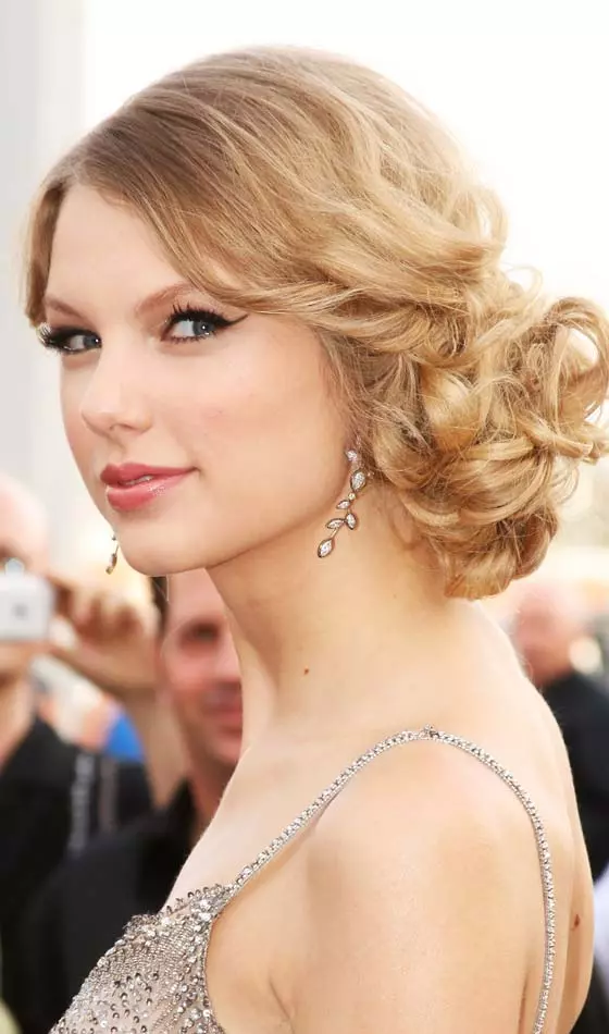 Sagging side bun Taylor Swift hairstyle