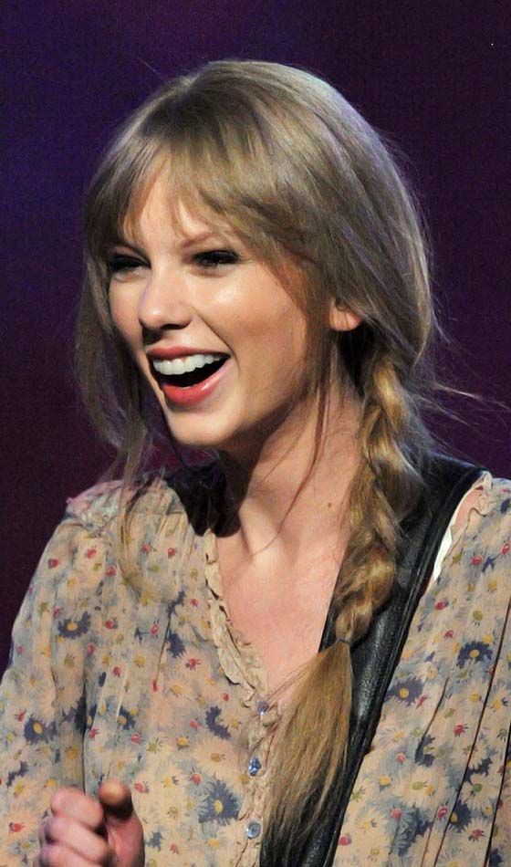 Side braid Taylor Swift hairstyle