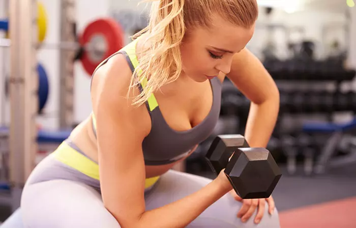 Sitting concentration bicep curls as the best biceps exercise for women