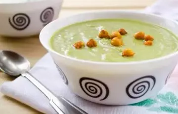 Broccoli and lentil soup for 1200-calorie diet