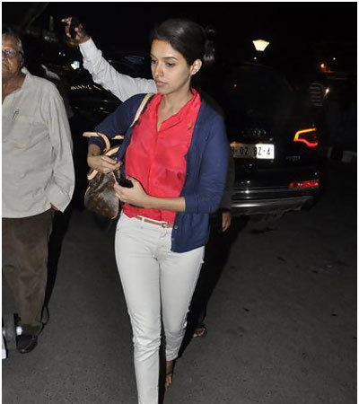 Asin without makeup in comfortable travel clothes