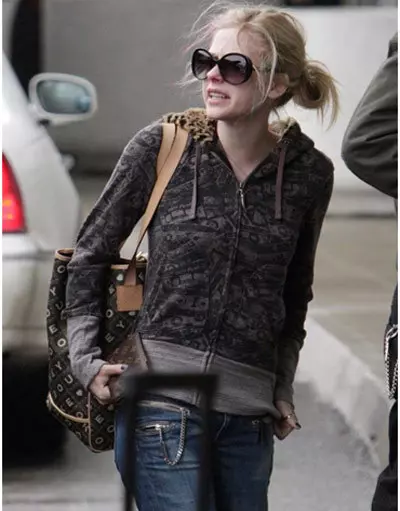 The gorgeous airport look of Avril Lavigne without makeup