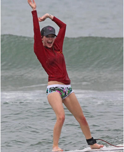 Avril Lavigne without makeup surfing