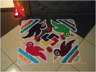 Featured image of post Corner Rangoli Designs Small / Les indiens intègrent l&#039;art dans leur vie quotidienne en dessinant des rangoli appelés aussi alpana ou alpona au bengale, mandana et thapa au rajasthan et madhya pradesh, kolam au tamil nadu, andhra pradesh et karnataka.