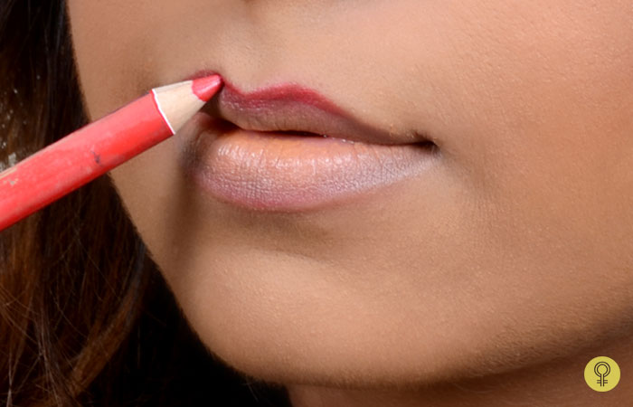 How To Apply Lip Gloss Perfectly - Step 4: Draw Line With Lip Pencil