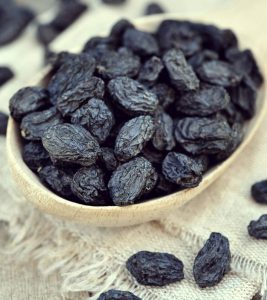 8-Amazing-Benefits-Of-Black-Raisins-For-Skin,-Hair-And-Health