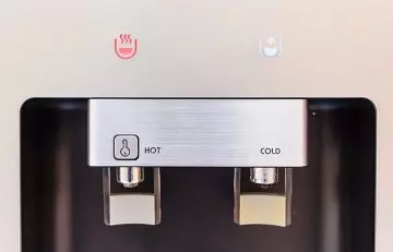 Drinking hot water vs. cold water