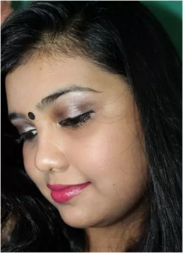 A bindi to complete the Tamil bridal makeup look