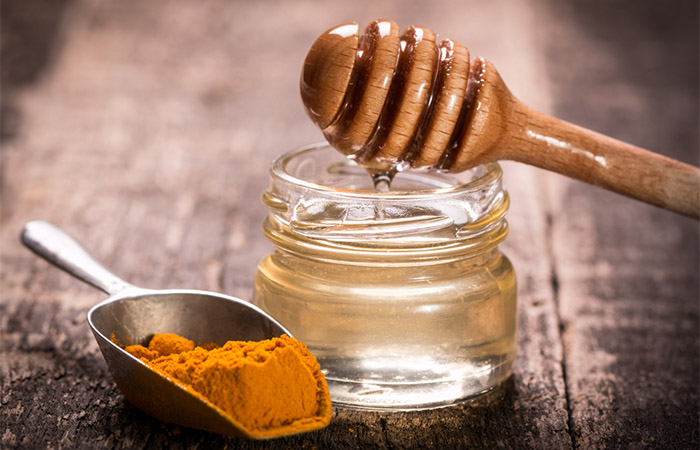 Turmeric and honey to get rid of acne and pimples
