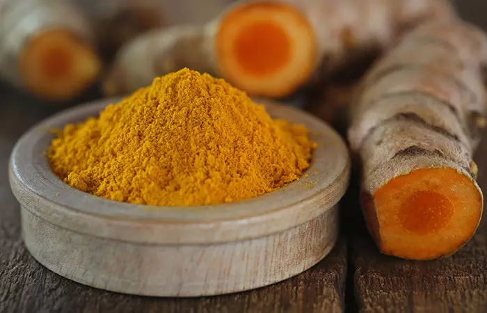 Use multani mitti and turmeric for acne