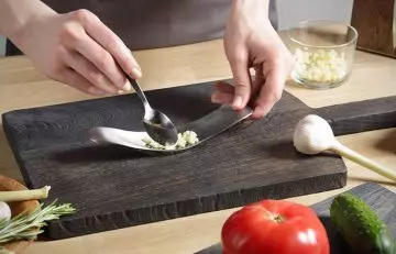 2 Ways To Consume Garlic For Dandruff