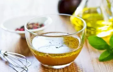 Light and delicious salad dressing made of apple cider vinegar for weight loss
