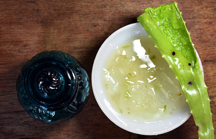 A bowl of aloe vera pulp can work with green tea in managing acne