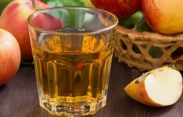 A glass of apple cider vinegar which may help green tea treat acne