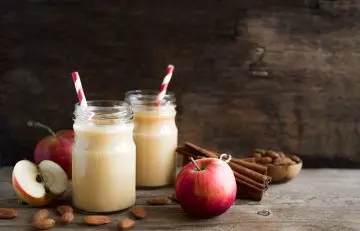 Apple and almond smoothie