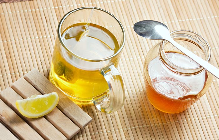 Green tea and honey to make an antibacterial solution for acne