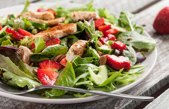 A plate of healthy spinach salad