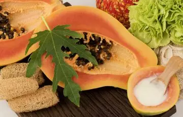 Multani mitti and papaya for detoxifying dry skin