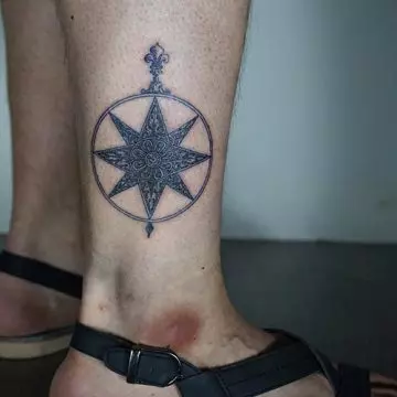 Stylish vintage compass tattoo design