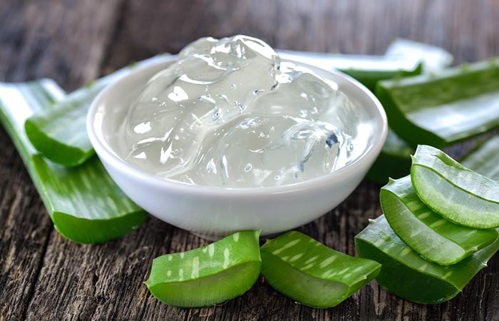 Aloe vera gel as a natural way to reduce forehead wrinkles at home.