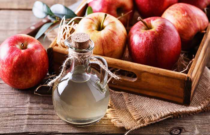 Apple cider vinegar to naturally whiten teeth
