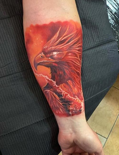 Tatuagem de Phoenix com redemoinhos de fogo e lava na manga