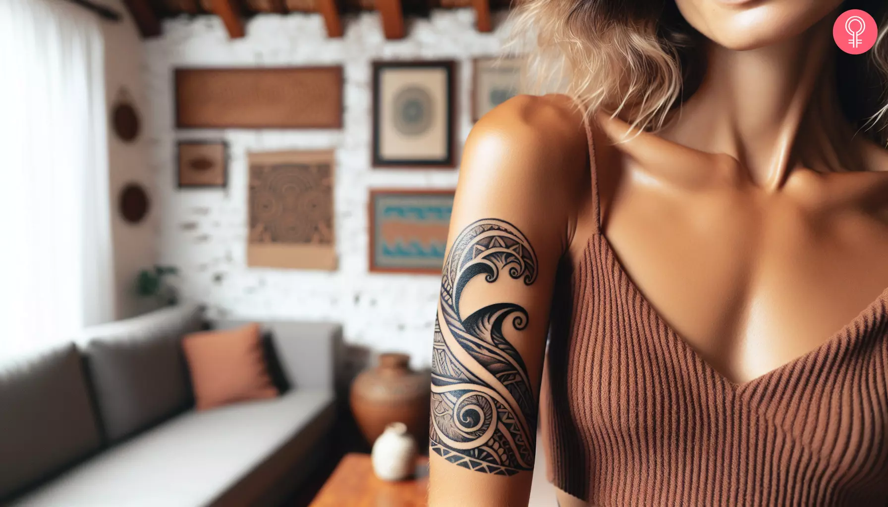 A Hawaaina wave tattoo on a woman’s upper arm